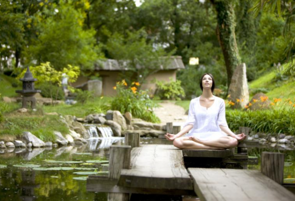 Taman dengan area yoga atau meditasi